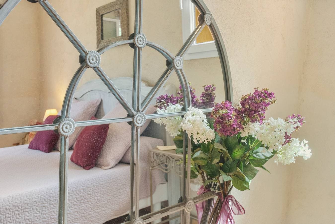 Foto 7 von 42: Gästezimmer „Les Lilas“ mit Pool, Garten, gemeinsamer Sommerküche und WLAN