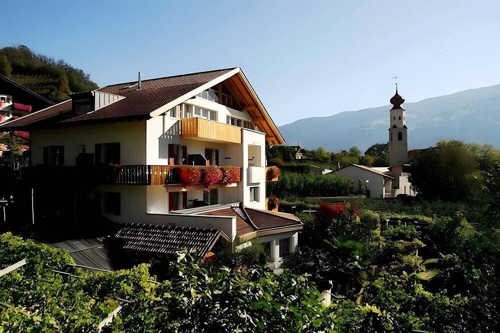 Foto 11 von 20: Zimmer „Rosé“ mit Bergblick, Gemeinschaftspool und WLAN