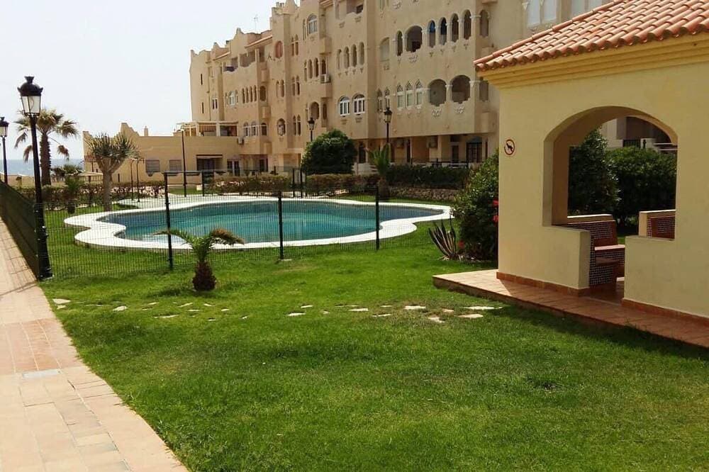 Foto 10 von 25: Playamar Retamar, is in first line of beach, urbanization with swimming pool.