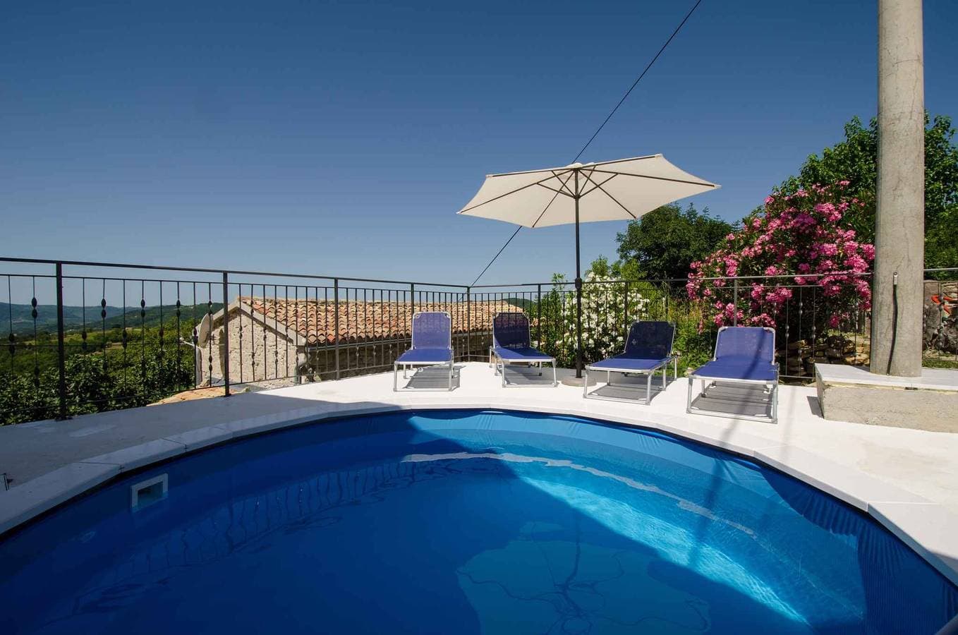 Foto 3 von 26: Ferienhaus mit Pool und Klimaanlage