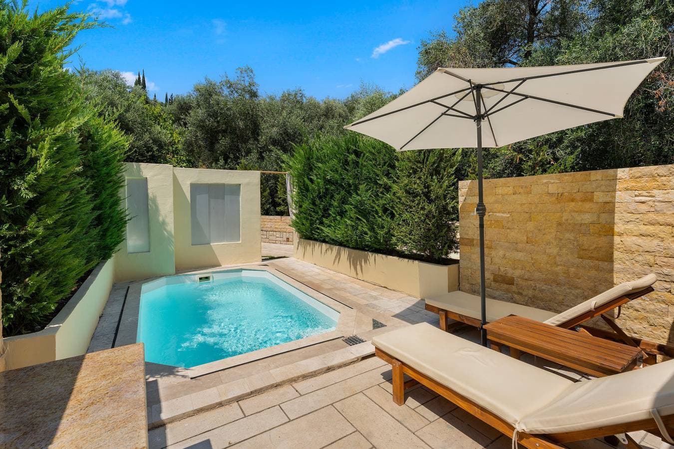 Doliva Studio Chris private pool 1
