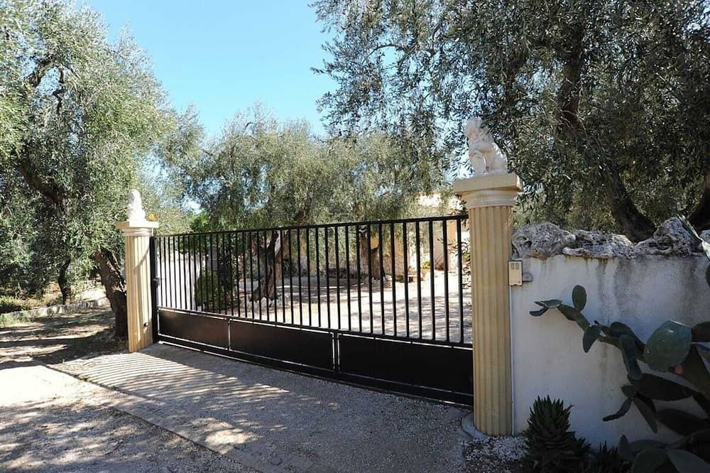 Foto 12 von 29: Komplett eingezäunt in einer fantastischen Agrumeto Villa umgeben