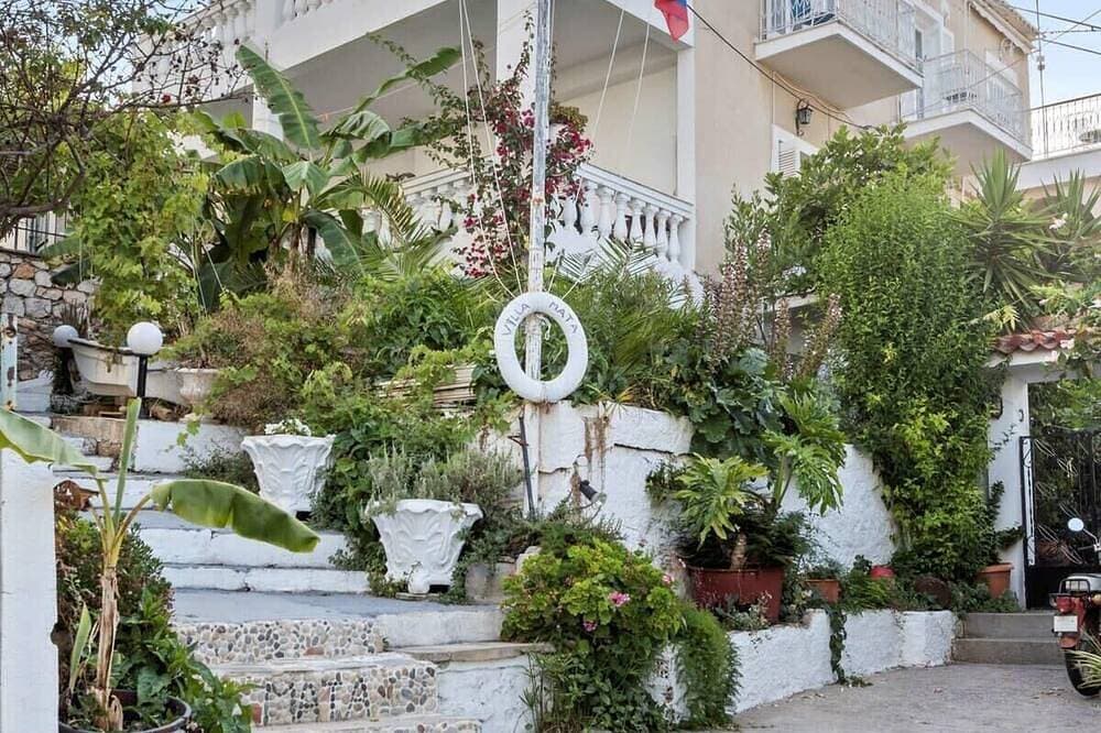 Foto 5 von 11: Mata, Feiertage in bunten Spetses