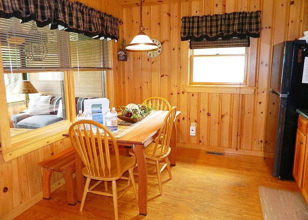 Foto 4 von 31: Niboban Cabin 5 right on Rangeley Lake with a screened porch, fire pit, hammock, WiFi and dock!