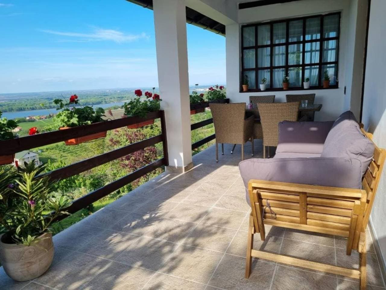 Ferienhaus in Smederevo mit Blick auf die Stadt, den Garten und den Fluss 1