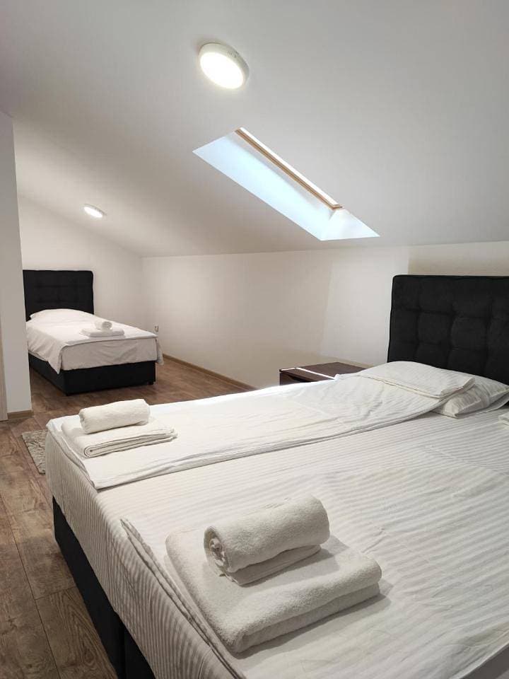 Foto 6 von 11: Triple Room with Bathroom