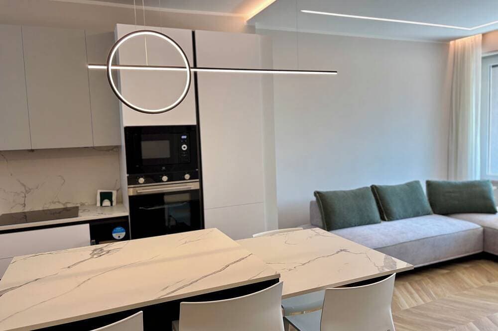 Foto 13 von 22: Luxurious new apartment with a terrace overlooking the lake on the Sarnico lakeshore.