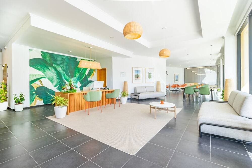 Foto 9 von 18: Sophisticated Studio w/ Balcony near Ocean – Peaceful Relaxation with Breakfast!