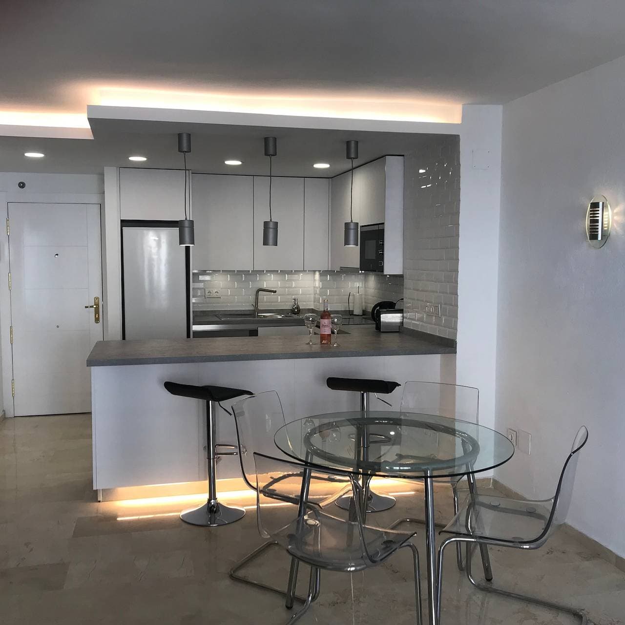 Foto 3 von 23: Apartment 'Modern Marina Apt Fantastic' mit Meerblick, WLAN und Klimaanlage
