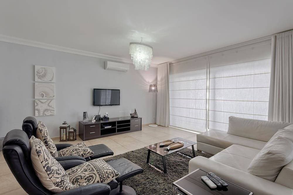 Luxury Apt w/Side Seaviews & Pool, Best Location 1