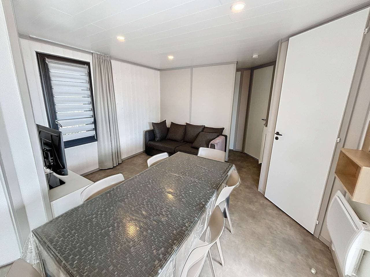 Foto 6 von 36: Luxus-Chalet in Jullouville: 6 Schlafplätze, beheizter Pool, WLAN, Strandnähe
