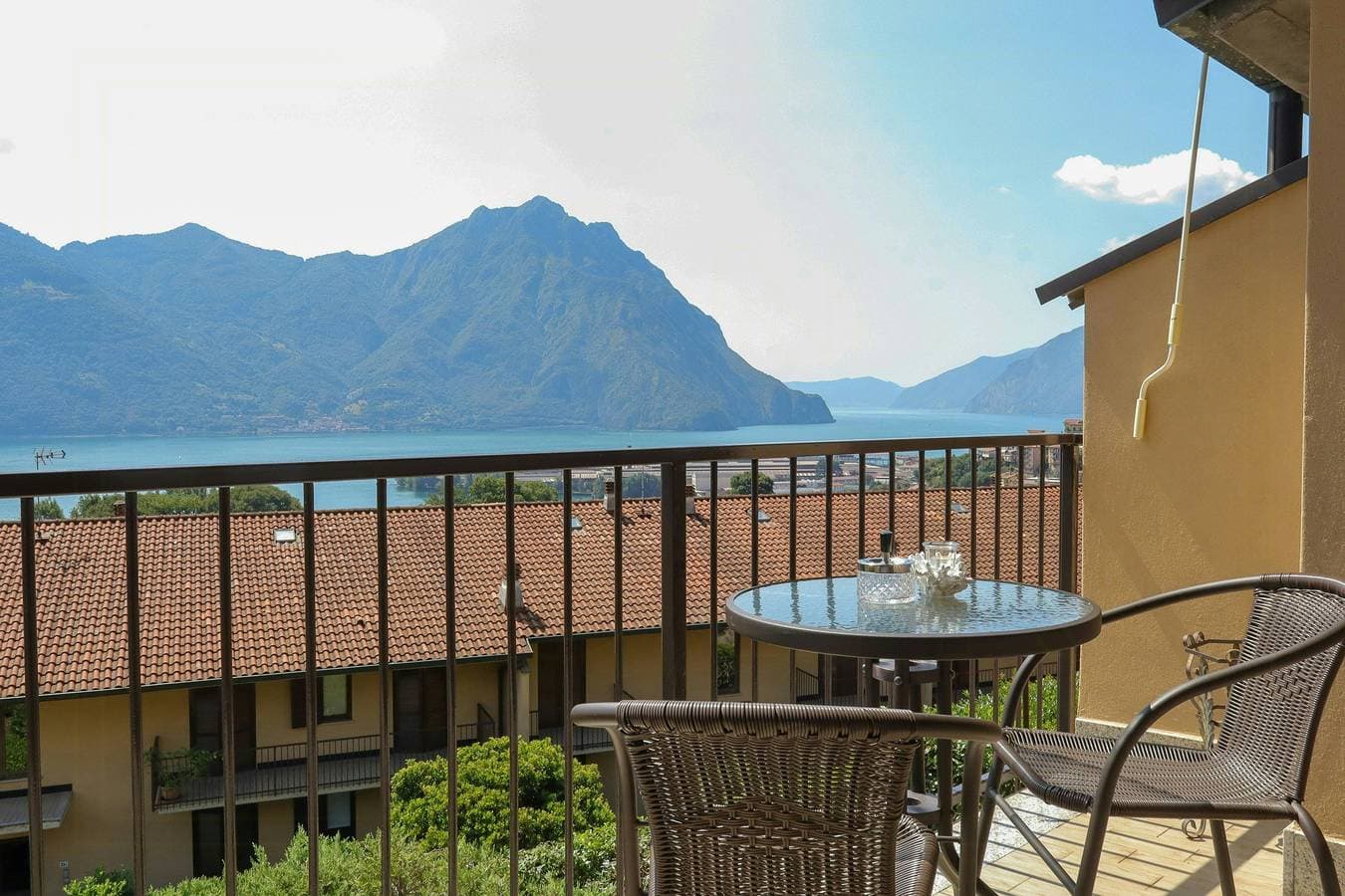 Villa mit Terrassen und Blick auf den Iseosee 1