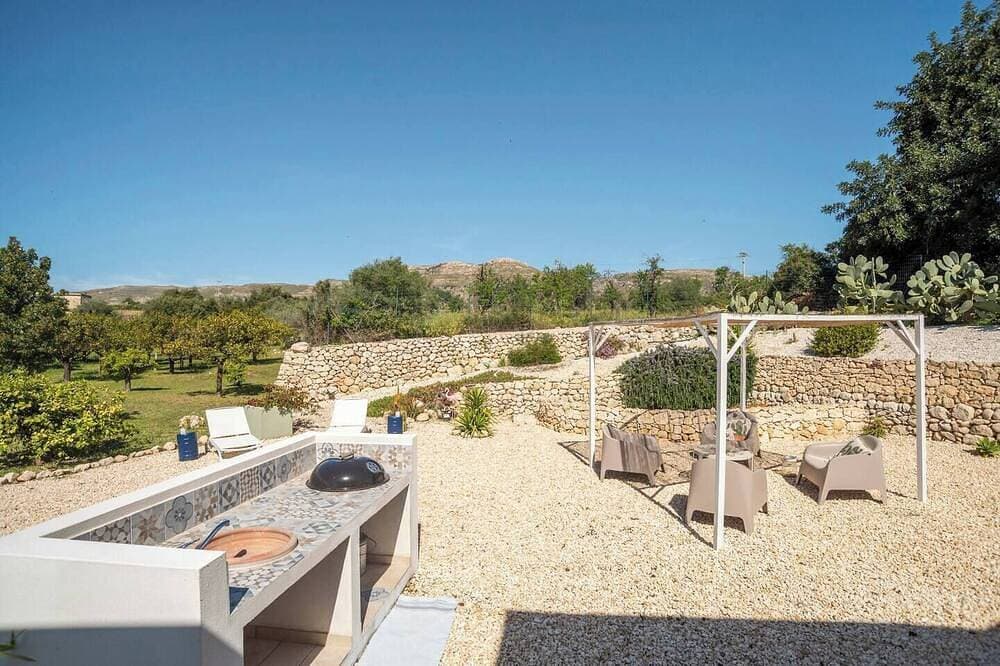 Foto 7 von 9: Mediterranean-style villa surrounded by centuries-old olive and lemon trees