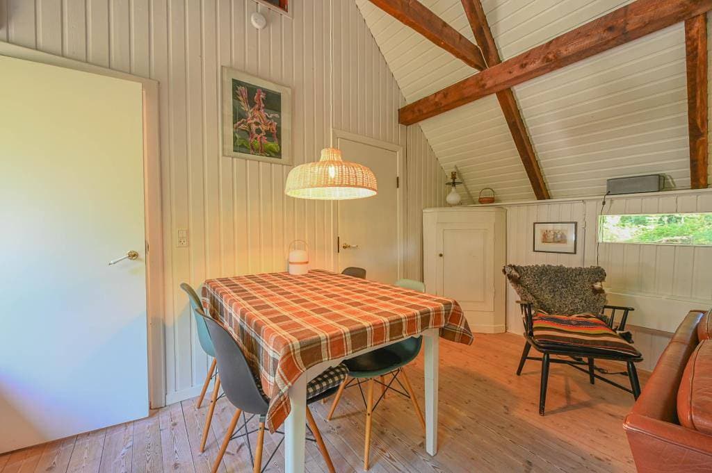 Foto 5 von 15: Rustikal charmantes Reetdachhaus mit Kaminofen – Optimal für 2 Personen