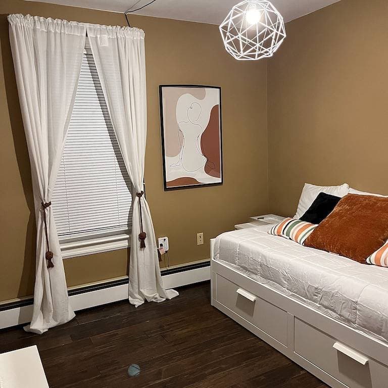 Foto 9 von 44: Stylish, entire 3-bedroom, 1.5 bath, single house.
