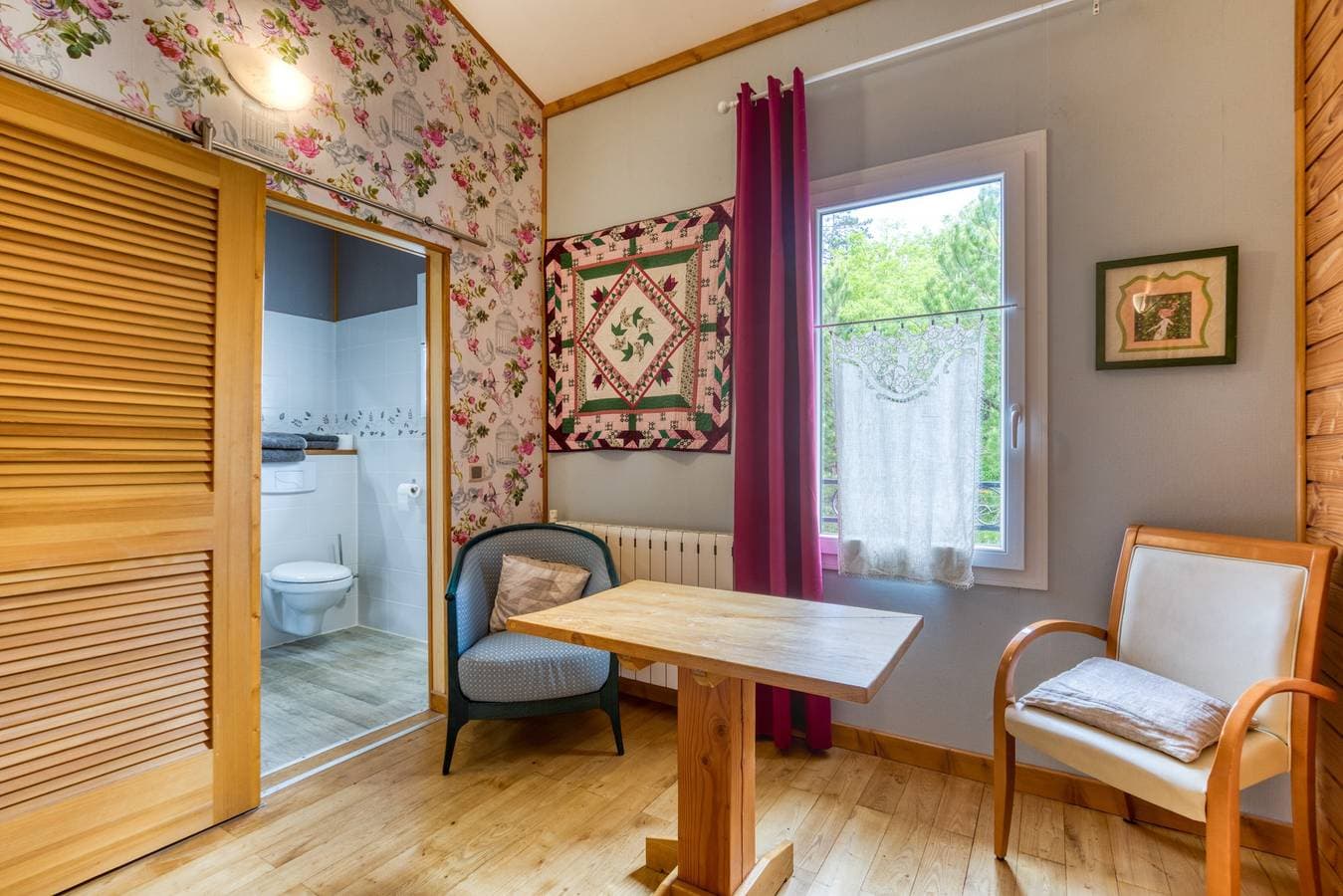 Foto 10 von 29: Gästezimmer „Chambre Madeleine“ mit Gemeinschaftspool, Terrasse und WLAN