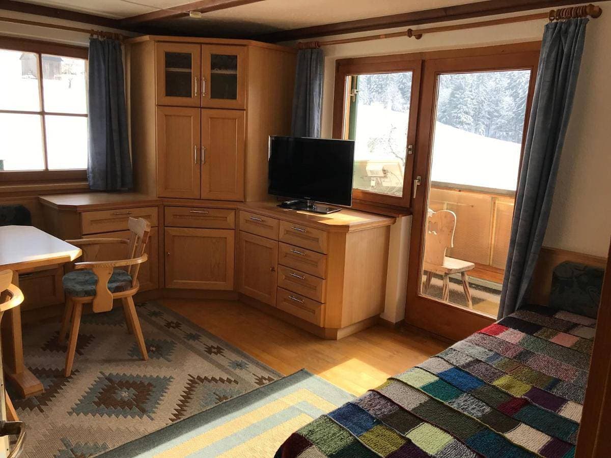 Foto 3 von 12: Two-Bedroom Apartment with Balcony