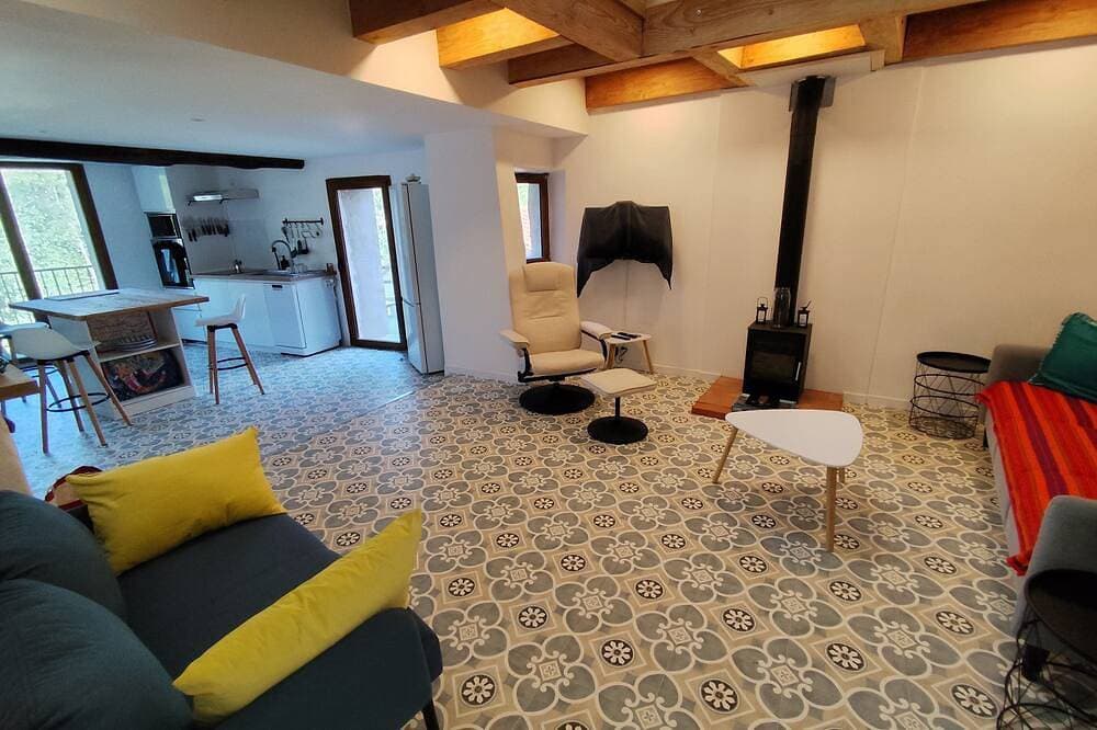 Foto 10 von 17: Stone barn in Catalan village with river. Mountains & beaches. 3 Star rating