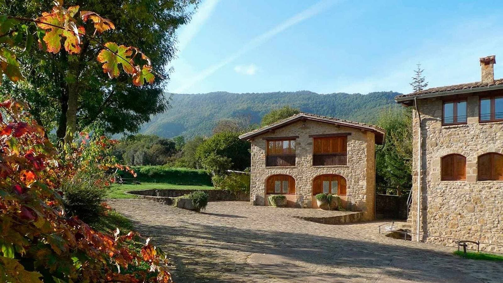 Foto 3 von 39: Ferienwohnung 'Mas El Carrer - Groc' mit Bergblick, Gemeinschaftspool und Wi-Fi