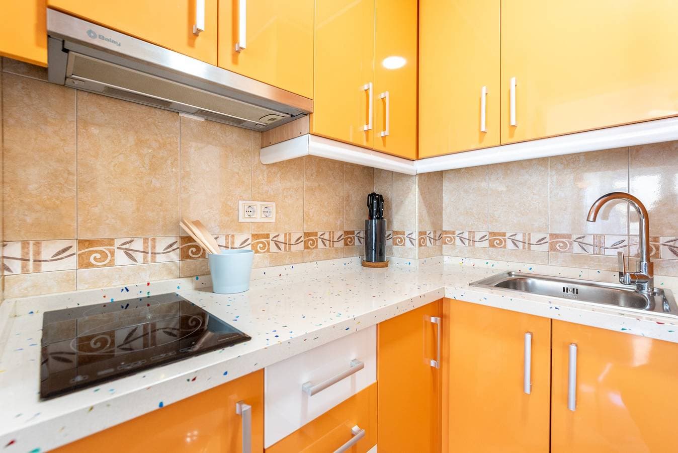 Foto 8 von 24: Sunny Seaside Apartment mit Meerblick, Pool & WLAN