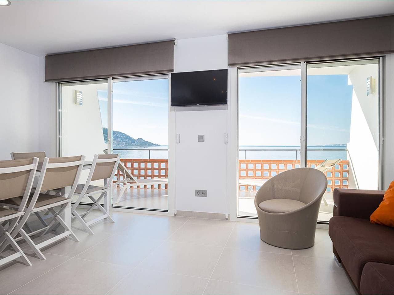 Designer-Ferienwohnung, direkt am Meer, mit Panorama-Blick, modernen Annehmlichkeiten und WLAN 1