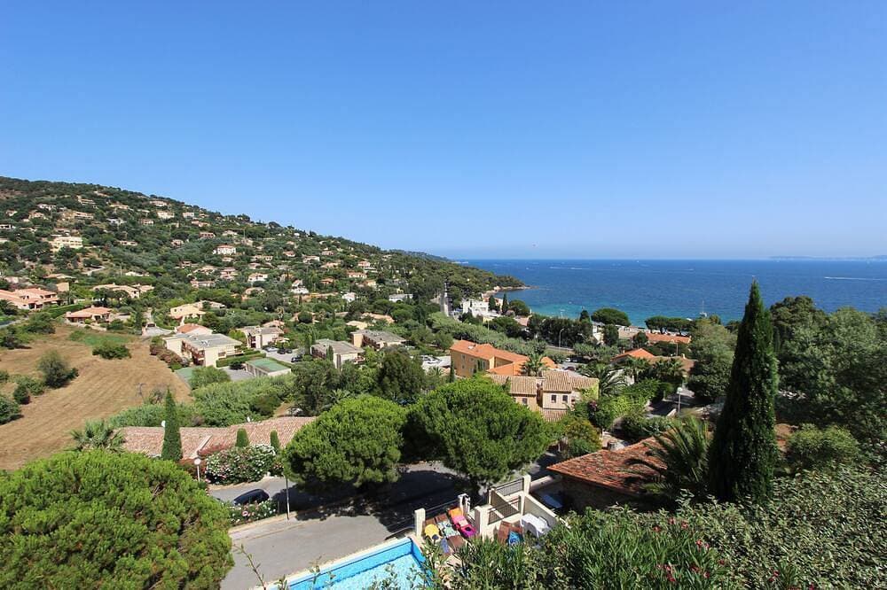 Le Lavandou-Aiguebelle-ocean view-sleeps 6-heated pool-beach 300 m away-garage-air conditioning 1