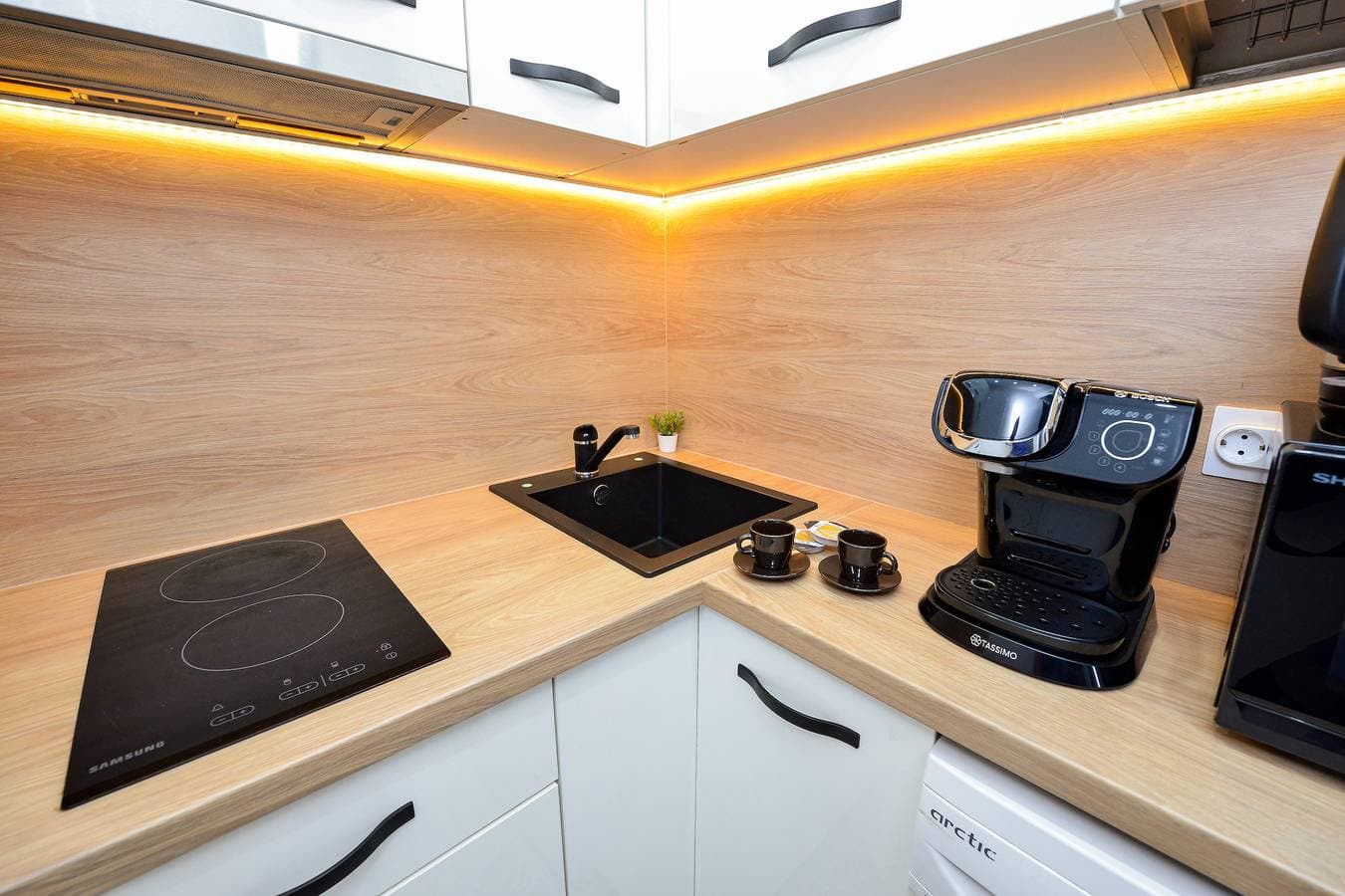Foto 10 von 16: Park Studio Cismigiu Gardens - Ruhiges Zimmer - Smart-TV