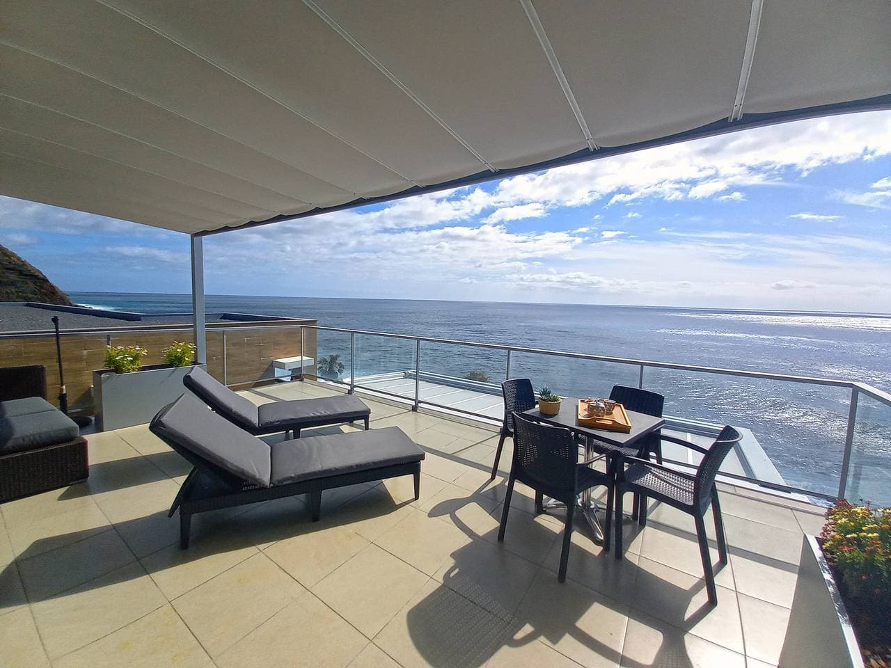 Foto 5 von 43: Ferienwohnung 'The Wave House - Two Bedroom' mit Meerblick, Wi-Fi und Klimaanlage