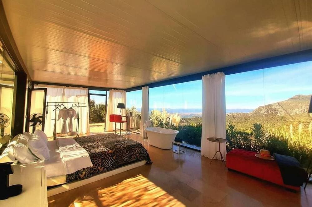 Foto 3 von 25: Stunning Glass Suite with private plunge pool