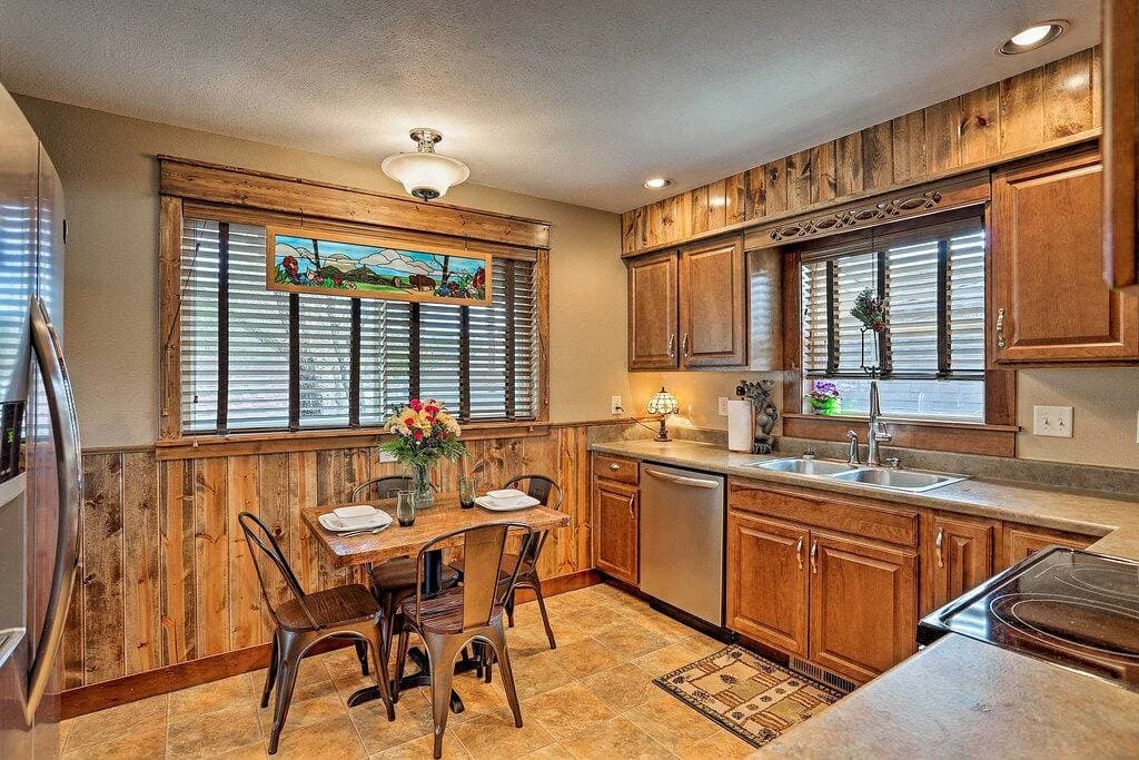 Foto 9 von 33: Cozy Custer Cottage w Deck: Walk to Shops & Food!