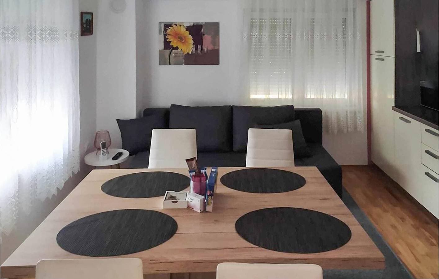 Foto 3 von 30: Modernes Apartment mit Terrasse, WLAN und Parkplatz in der Nähe der Küste und des Stadtzentrums