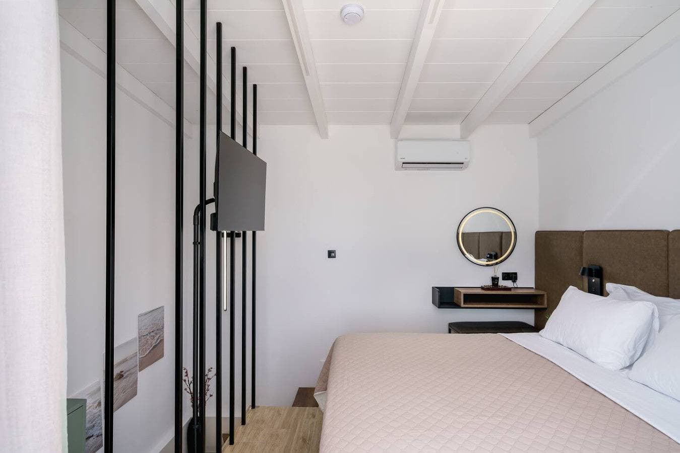 Foto 11 von 20: Stylish Suite w/Hot Tub, 40m from Beach & Taverns!