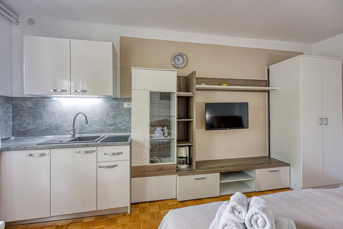 Foto 9 von 25: Einfach eingerichtetes Studio-Apartment Karlo in der Nähe eines schönen Strandes und des Stadtzentrums