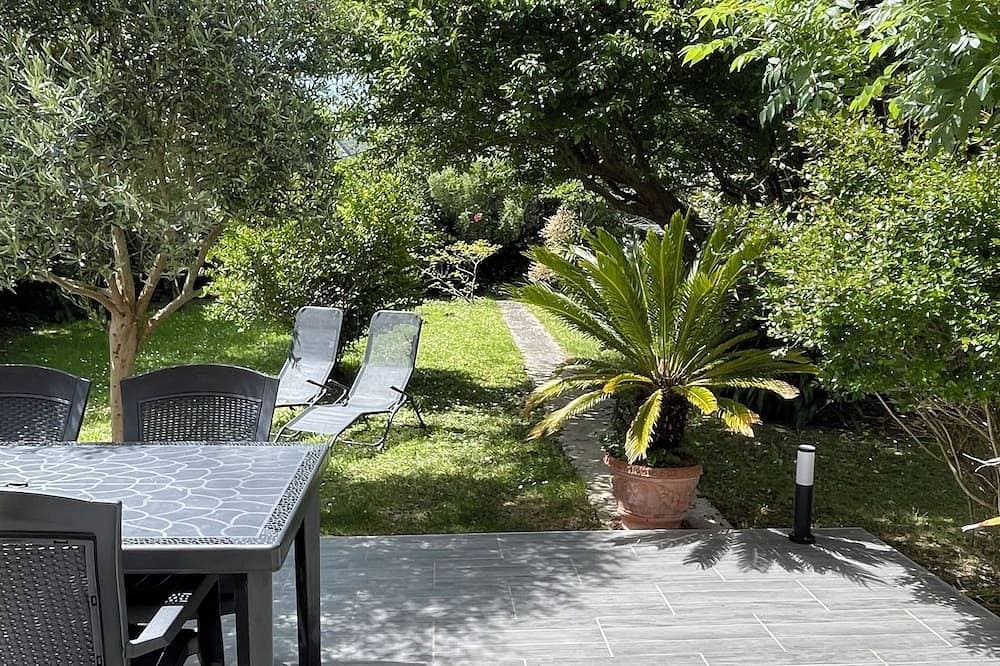 A charming, renovated house with an enclosed garden, located 1 km from Pors Carn Beach. 1