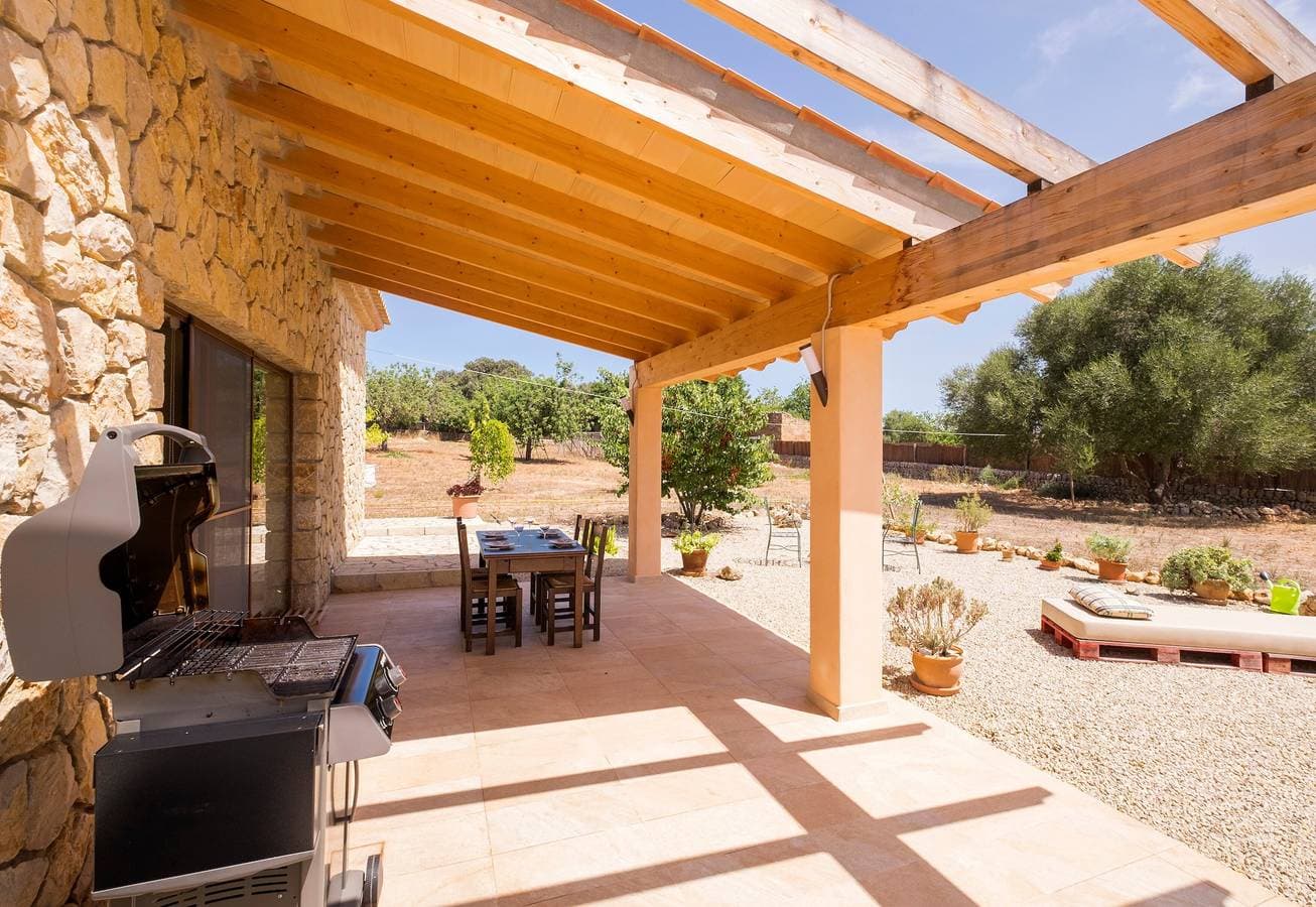 Foto 4 von 24: Villa mit Steinfassade und Pool - Villa Erdei de Buteasa y Preluca