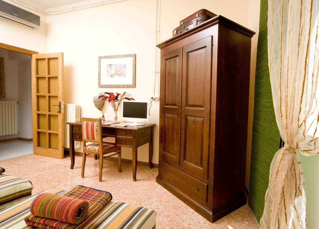 Foto 7 von 23: Double or Twin Room with Shared Bathroom