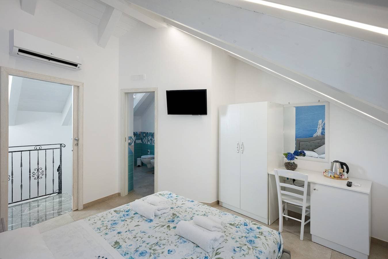 Foto 11 von 23: Zimmer 'Capri' mit Bergblick, WLAN und Klimaanlage