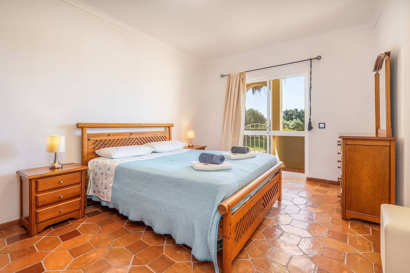 Foto 11 von 28: Ferienwohnung 'Casa verão Azul - Porches' mit Gemeinschaftspool, privater Terrasse und WLAN