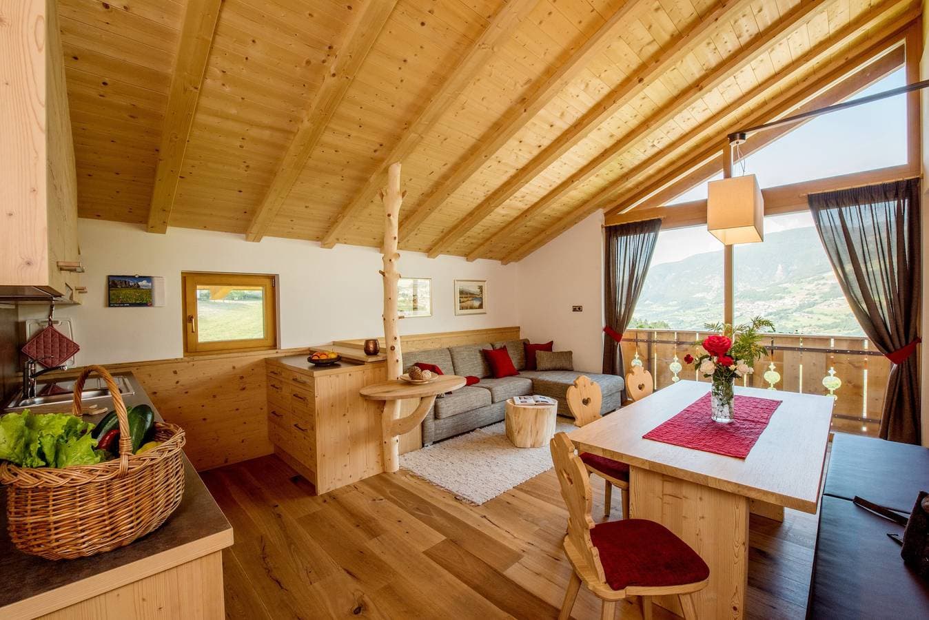 Foto 3 von 11: Ferienwohnung "Haus Sonnegg - Living Suite" mit Bergblick, Wi-Fi, Balkon & Garten