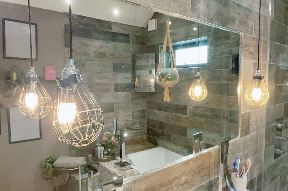 Foto 5 von 30: Artsy Retreat - Sleeps 4, Free Parking & Balcony