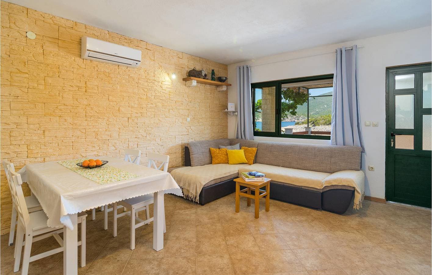 Foto 5 von 33: Gemütliche 76 m² große Wohnung mit Terrasse, 100 m von der Küste entfernt und mit moderner Ausstattung
