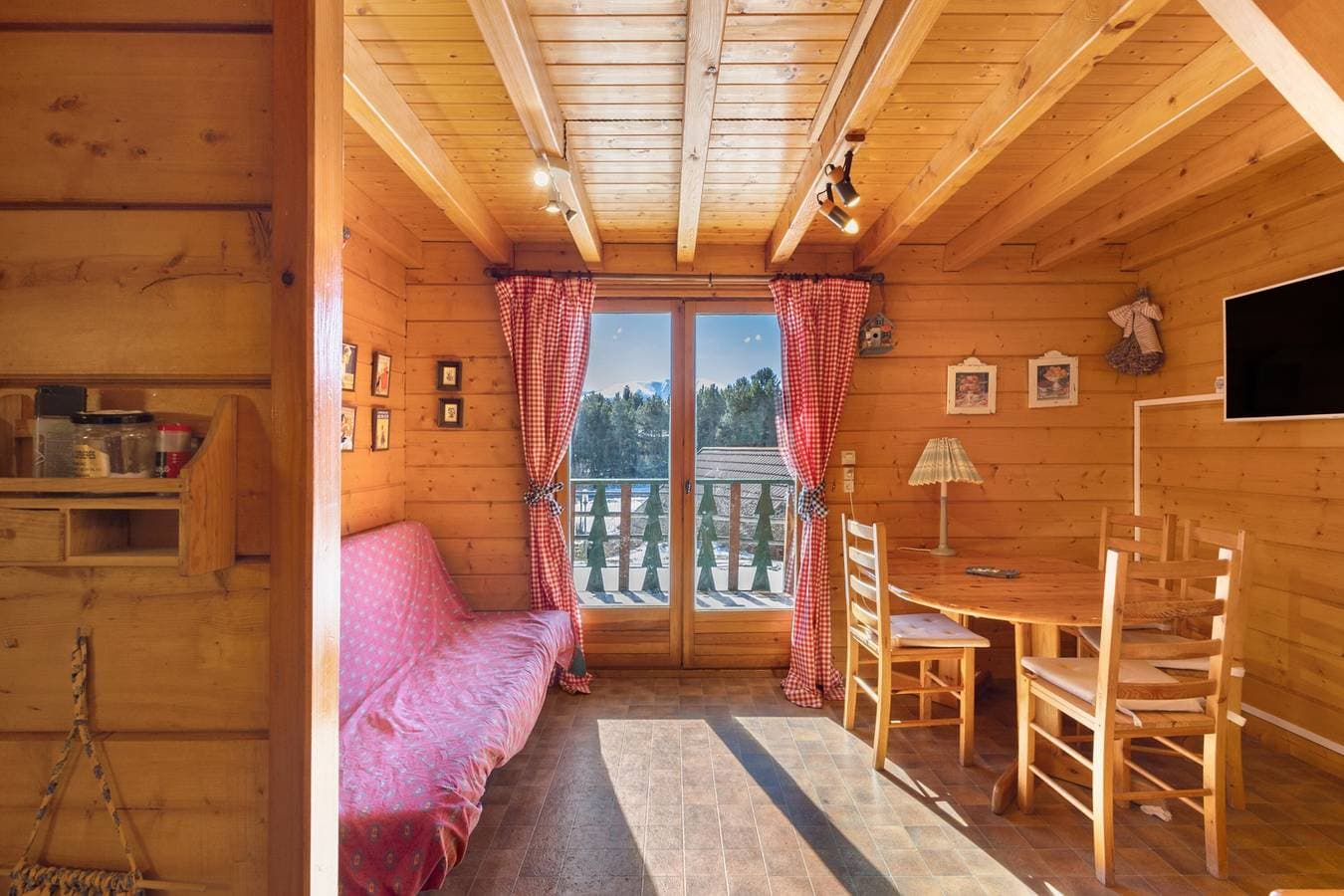 Foto 2 von 23: Chalet "Maison De Bois Finlandaise" mit 2 privaten Terrassen und Balkon