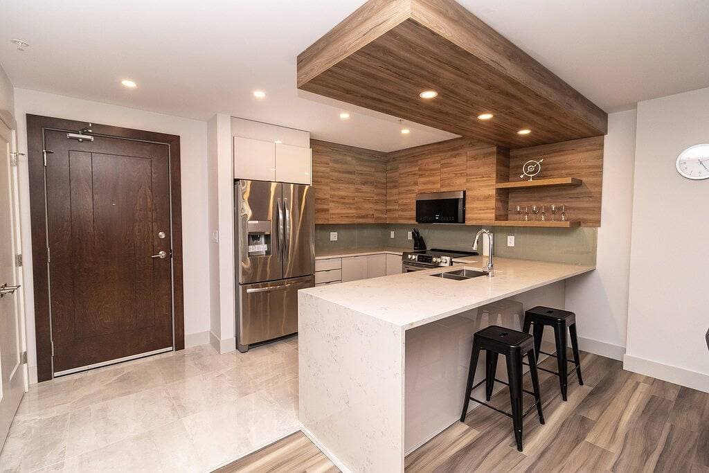 Foto 13 von 20: Modern Downtown 1Bd Suite w/ Balcony, Gym & City Views