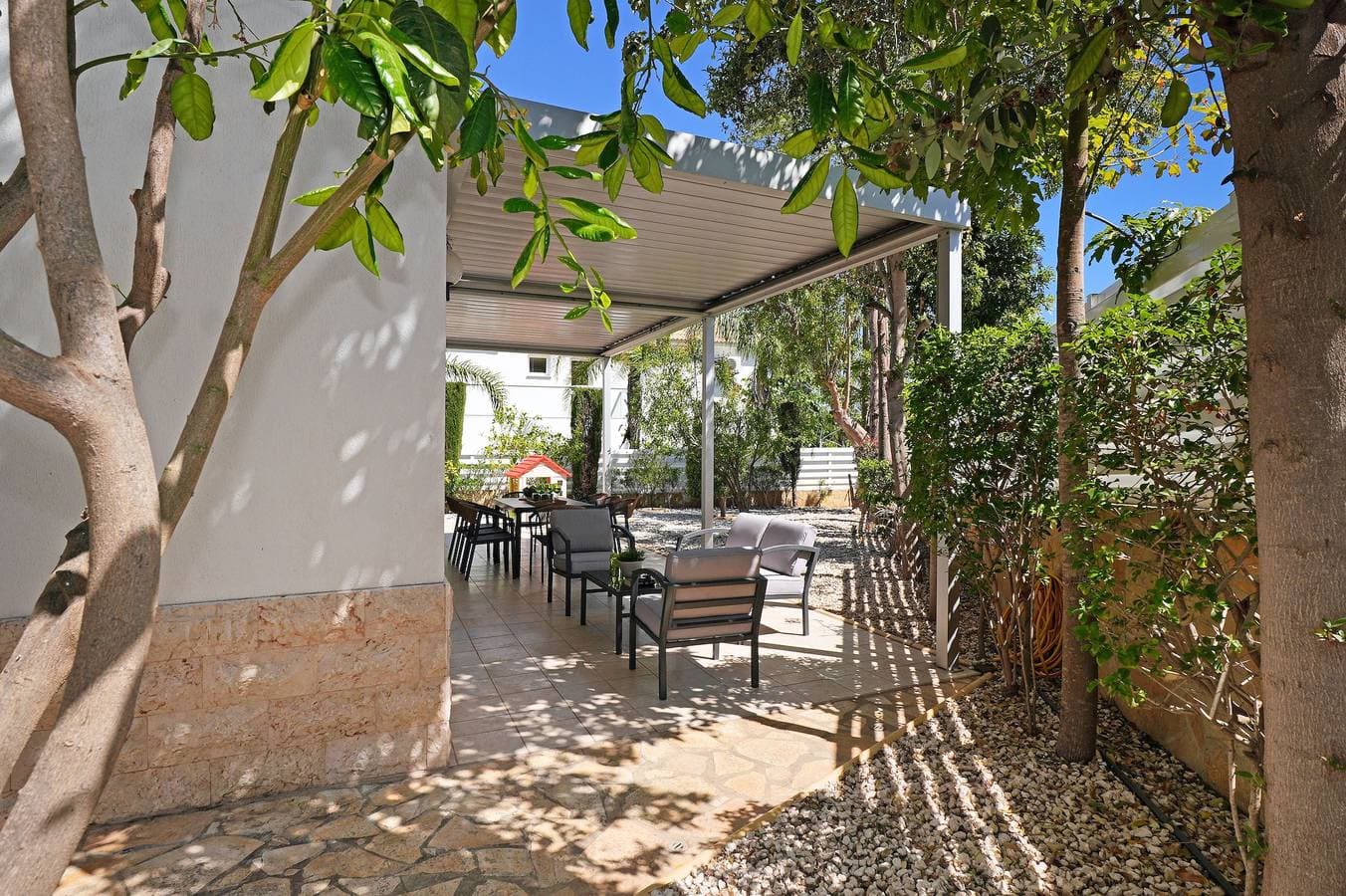 Foto 12 von 39: Villa für 8 Personen mit Balkon