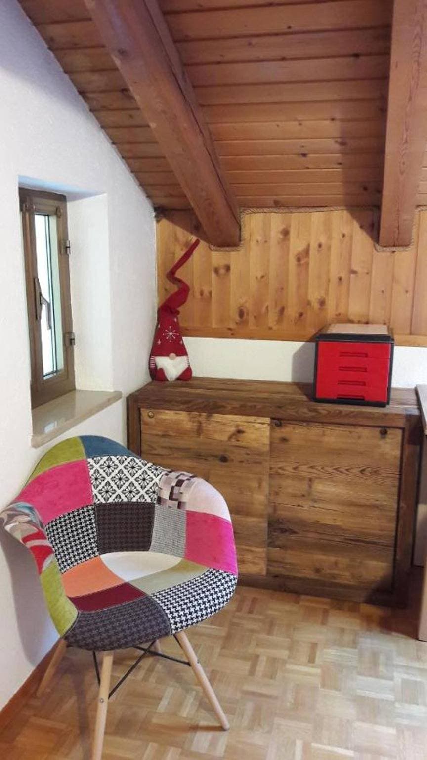 Foto 3 von 24: Ferienwohnung 'Mansarda Le Chateau' mit Bergblick, Gemeinschaftsgarten und Wi-Fi