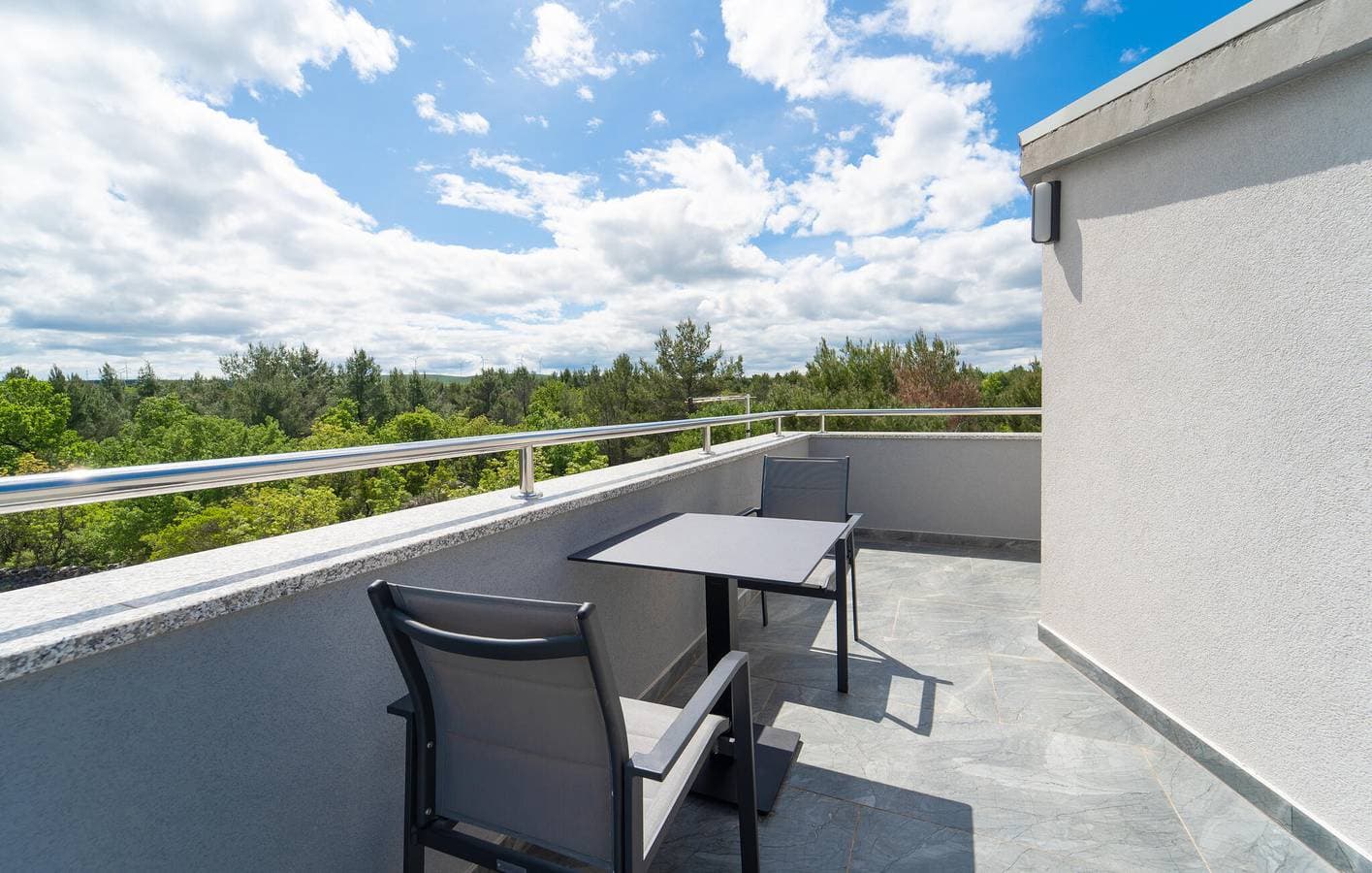 Foto 7 von 24: Apartment mit Meerblick, Terrasse und Parkplatz in der Nähe von Donji Karin
