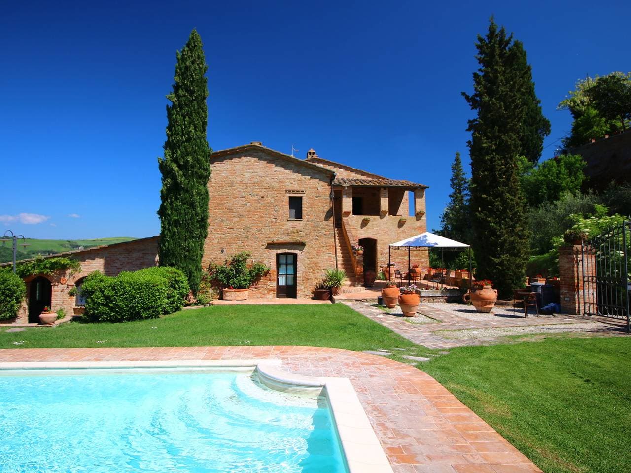 Schönes Bauernhaus in Montalcino mit Schwimmbad 1