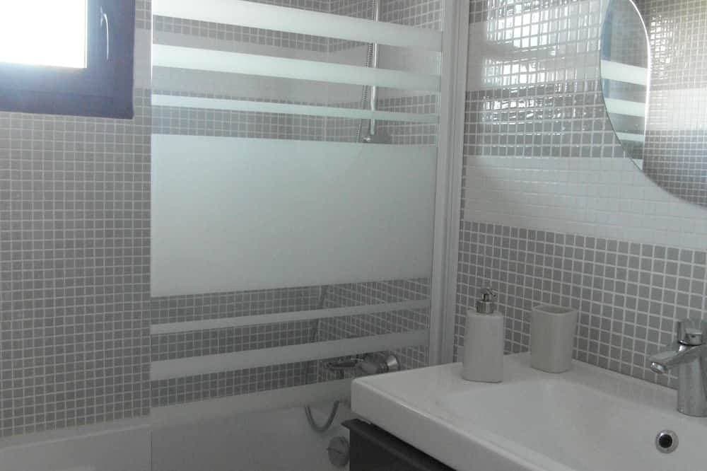 Foto 7 von 20: Modernes Holzhaus mit Pool auf großem ruhigem Grundstück.