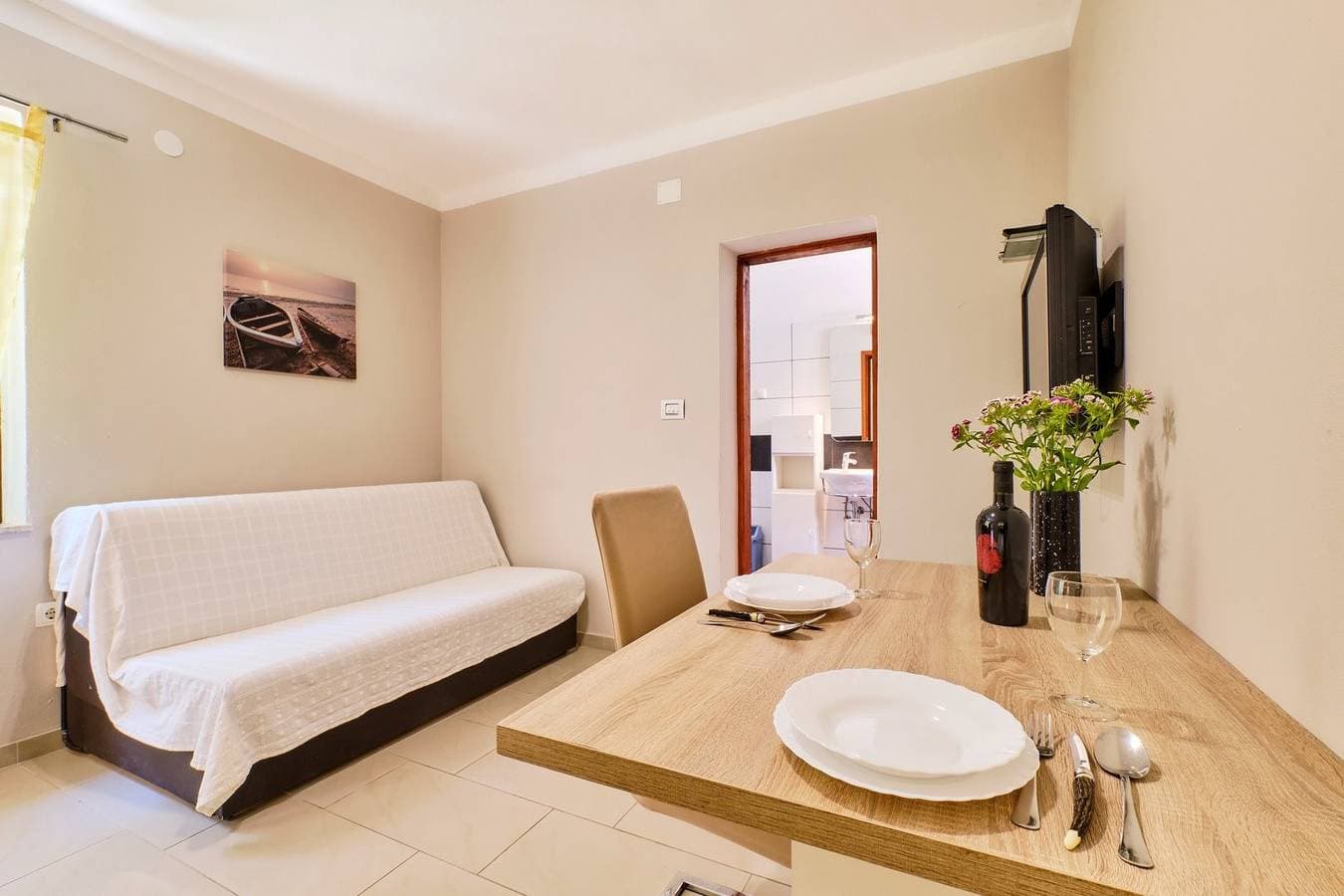 Foto 5 von 16: Das Apartment Ady 2 befindet sich im Erdgeschoss in Mali Losinj. Es ist möglich, 2 Personen unterzubringen. Es liegt in der Nähe des Strandes in der Gegend von Zagazinjine, 450 m vom Zentrum entfernt.
