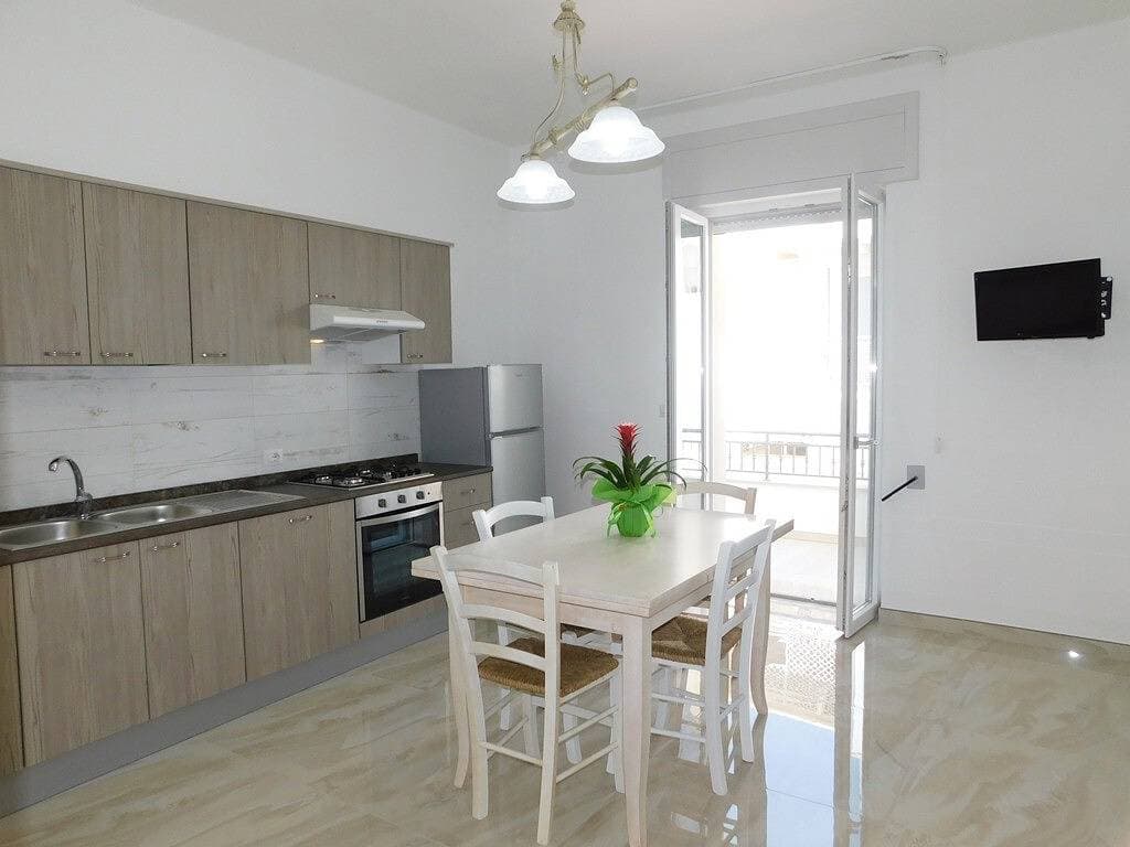 Foto 8 von 13: Two-room apartment in the center of Torre San Giovanni with balcony facing the sea. Zentrale Zwei-Zimmer-Wohnung am Meer mit Balkon, Meerblick und Klimaanlage